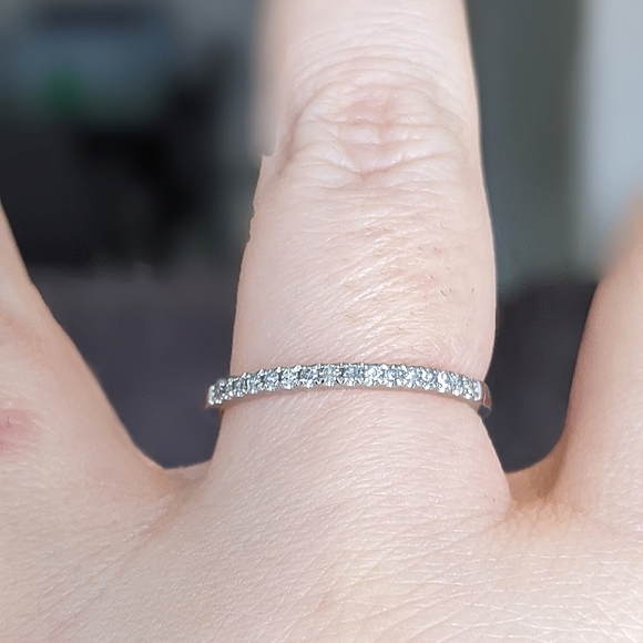 10K solid white gold diamond half eternity ring - Picture 7 of 12